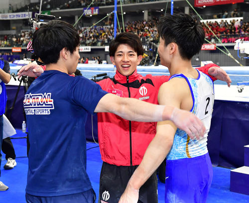 優勝した谷川翔（中央）はともに世界選手権出場を決めた谷川航（左）、萱と笑顔で肩を組む（撮影・鈴木みどり）