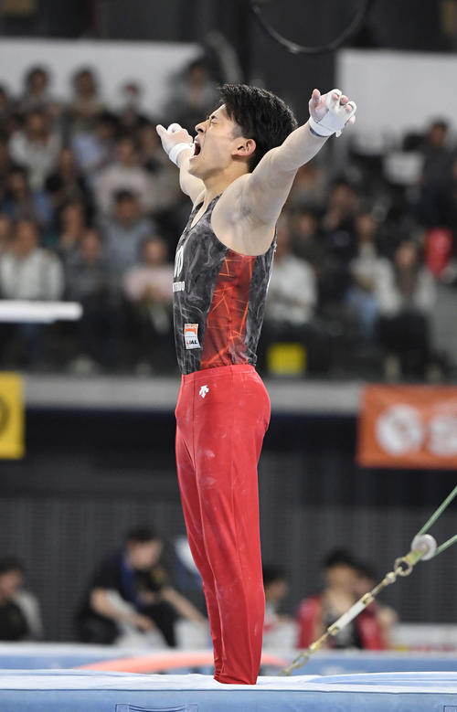 最終種目の鉄棒で着地を決めほえる谷川翔（撮影・鈴木みどり）