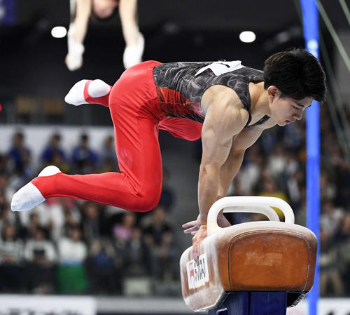 あん馬でバランスを崩し落下する谷川翔（撮影・鈴木みどり）