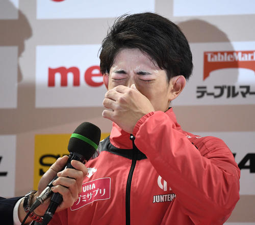 優勝した谷川翔はインタビューで涙を流す（撮影・鈴木みどり）