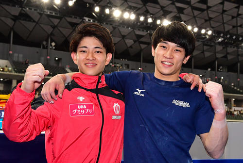 優勝した谷川翔（左）は2位の兄航と肩を組み笑顔（撮影・鈴木みどり）