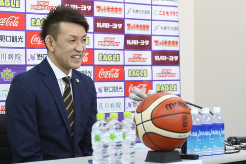 会見で笑顔を見せるレバンガ北海道の折茂（撮影・西塚祐司）