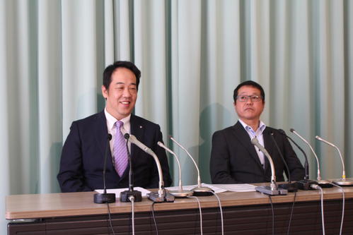 会見でホッとした表情を見せる内田会長（左）と菊池副会長