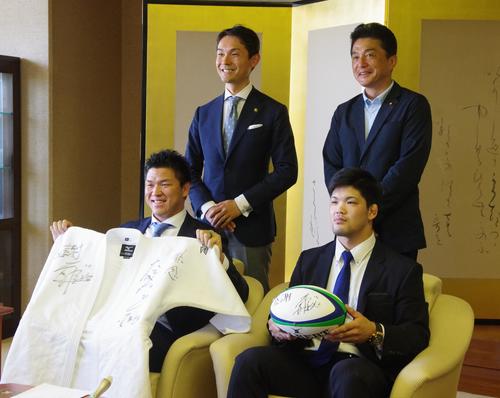 天理市スポーツ特別政策顧問に就任した（下段左から）立川理道、大野将平（天理市役所提供）