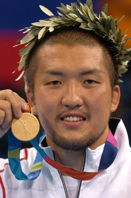 04年8月、アテネ五輪で獲得した金メダルを手に笑顔を見せる鈴木桂治