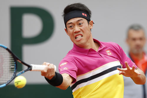 全仏オープン1回戦で返球する錦織(AP)