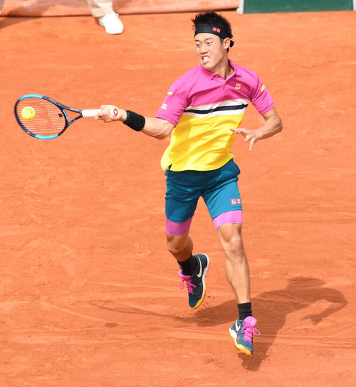 アリス戦で強烈なレシーブで勝利を挙げる錦織（撮影・山崎安昭）