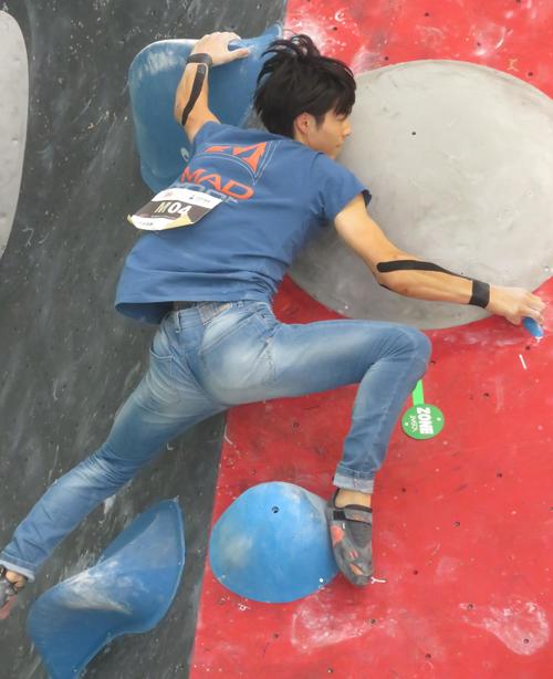 デニムでクライミングに挑戦する土肥圭太（撮影・峯岸佑樹）
