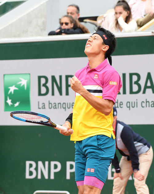 アリス戦でポイントを奪いガッツポーズの錦織（撮影・山崎安昭）