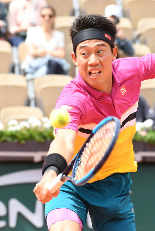 アリス戦でレシーブする錦織（撮影・山崎安昭）