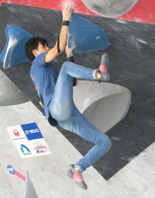 デニムでクライミングに挑戦する土肥圭太（撮影・峯岸佑樹）