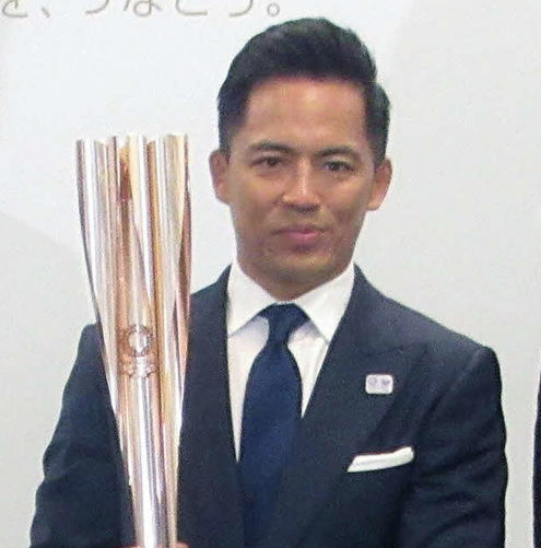 東京五輪聖火リレーのトーチを持つ野村忠宏氏（2019年3月20日撮影）