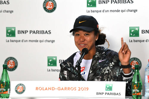 シュミエドロバに逆転勝ちした大坂は会見で笑顔を見せる（撮影・山崎安昭）