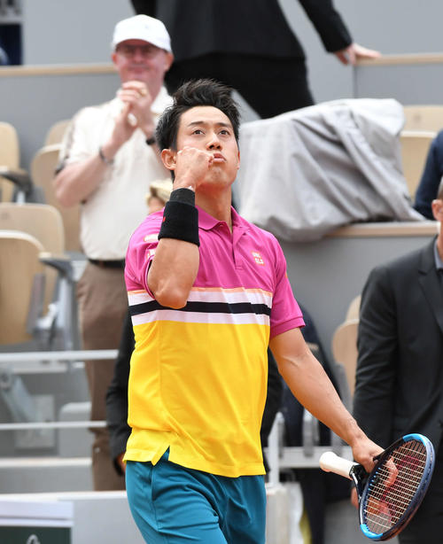 ツォンガ戦に勝利し、ガッツポーズする錦織（撮影・山崎安昭）