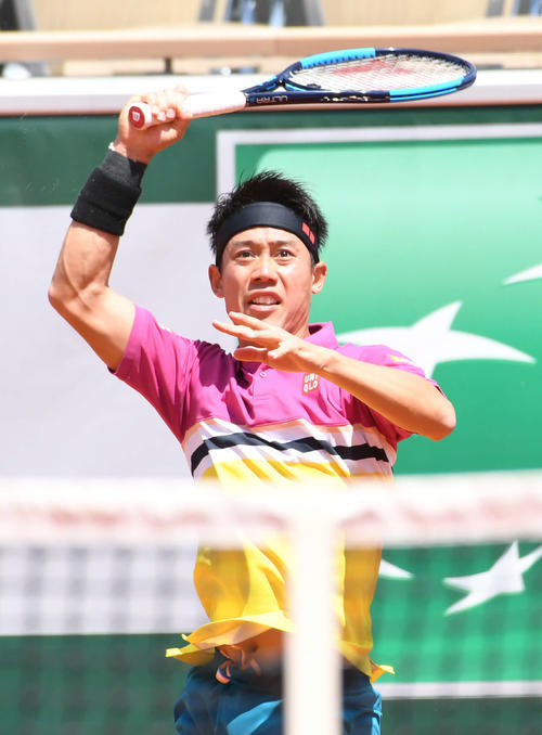 ツォンガ戦でリターンを放つ錦織（撮影・山崎安昭）