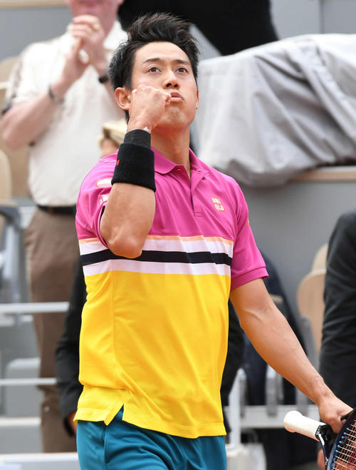 ツォンガ戦に勝利し、ガッツポーズする錦織（撮影・山崎安昭）