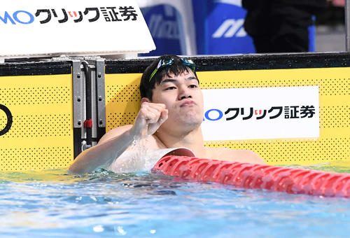 男子200メートル自由形予選で決勝進出を決めた吉田冬優（撮影・鈴木みどり）