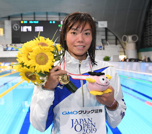 女子100メートル平泳ぎで派遣標準記録を突破し、世界選手権出場を決めた青木は金メダルを手に笑顔（撮影・鈴木みどり）