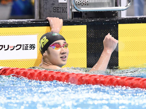 女子400メートル自由形で優勝しガッツポーズの難波（撮影・鈴木みどり）