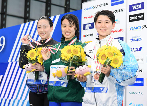 女子400メートル自由形で優勝した難波（中央）は2位の五十嵐（左）、3位の小堀と表彰台で笑顔（撮影・鈴木みどり）