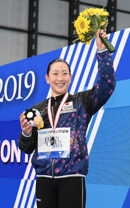 女子400メートル自由形で2位の五十嵐は笑顔で声援に応える（撮影・鈴木みどり）