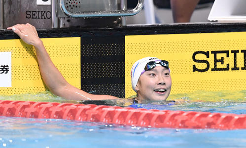 女子50メートルバタフライで優勝し笑顔の相馬（撮影・鈴木みどり）