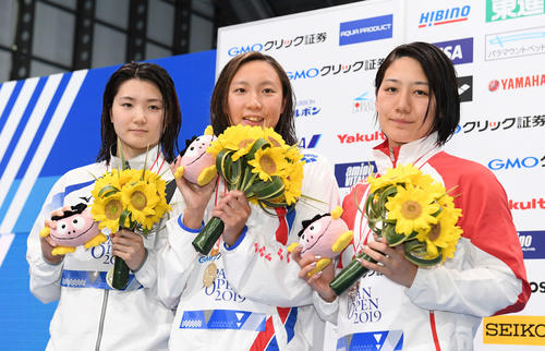 女子50メートルバタフライで優勝した相馬（中央）は2位の平山、2位の黒木と表彰台で笑顔（撮影・鈴木みどり）