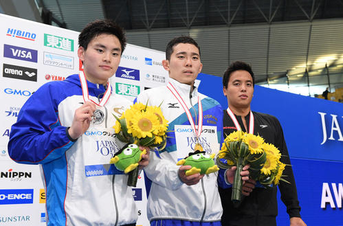 男子400メートル個人メドレーで優勝した井狩（中央）は2位の宮本（左）、3位の藤森と表彰台で笑顔（撮影・鈴木みどり）