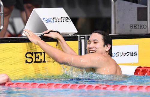 男子100メートル自由形で優勝し笑顔の松本（撮影・鈴木みどり）