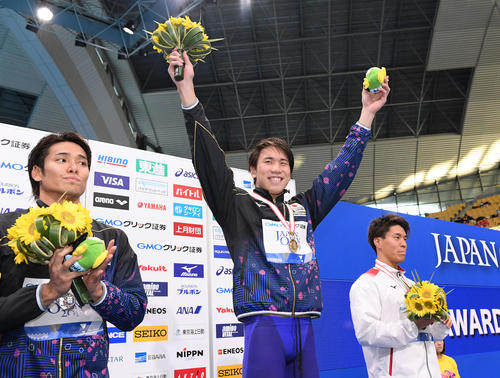 男子100メートル自由形で優勝した松本（中央）は笑顔で声援に応える（撮影・鈴木みどり）