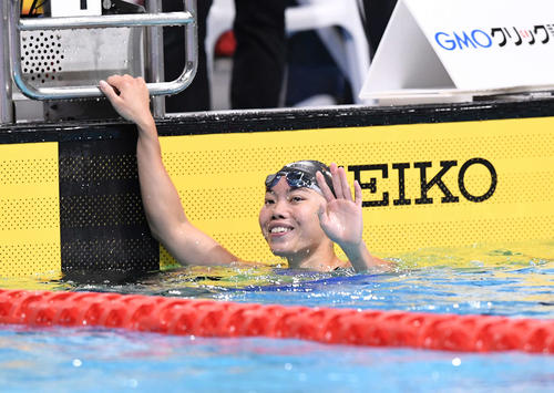 女子100メートル平泳ぎで優勝し、声援に応える青木（撮影・鈴木みどり）