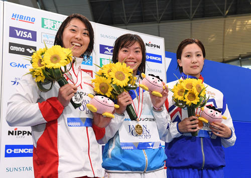女子100メートル平泳ぎで優勝し、笑顔の青木（中央）。左は2位の鈴木、右は3位の渡部（撮影・鈴木みどり）
