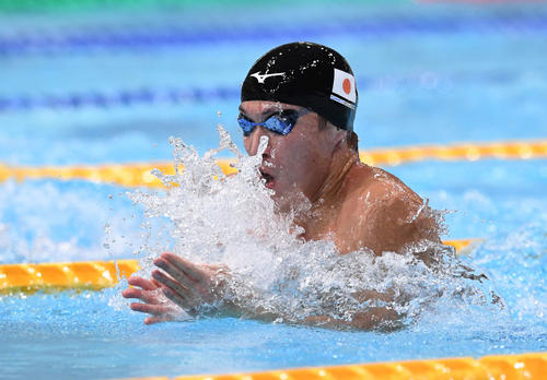 男子100メートル平泳ぎで優勝した小関（撮影・鈴木みどり）