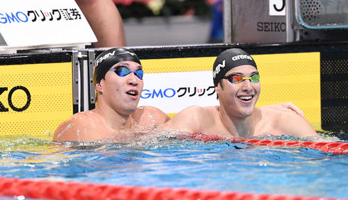 男子100メートル平泳ぎで優勝した小関（左）は2位の瀬戸と笑顔を見せる（撮影・鈴木みどり）