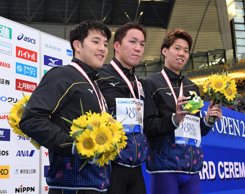 男子100メートル平泳ぎで優勝した小関（中央）は、2位の瀬戸（左）、3位の渡辺と表彰台で笑顔（撮影・鈴木みどり）