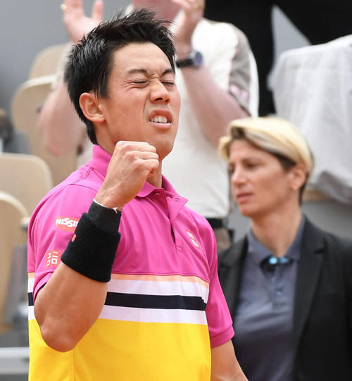 ツォンガ戦に勝利してガッツポーズの錦織（撮影・山崎安昭）