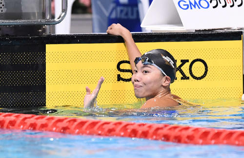 女子50メートル平泳ぎ決勝で優勝し、声援に応える青木玲緒樹（撮影・鈴木みどり）