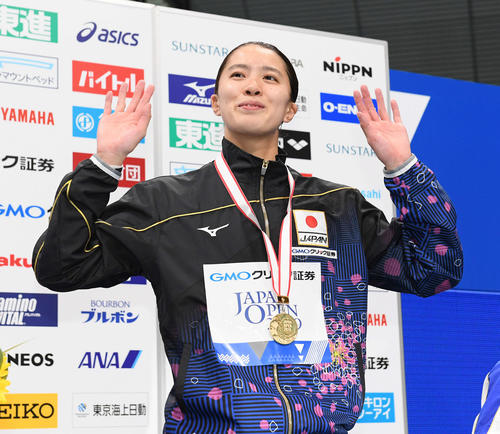 女子400メートル個人メドレーで優勝し、声援に応える大橋悠依（撮影・鈴木みどり）