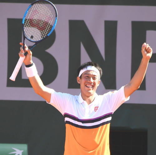 ジェレ戦で勝利しガッツポーズの錦織（撮影・山崎安昭）