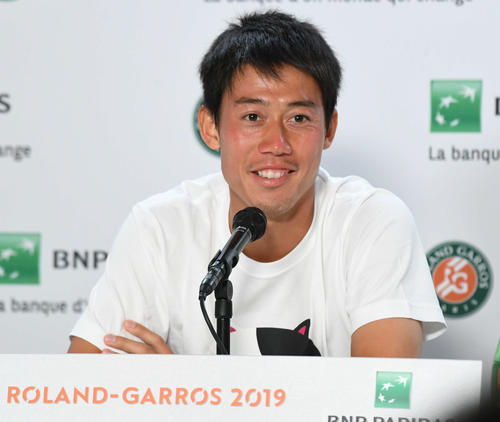 会見で試合を振り返る錦織（撮影・山崎安昭）