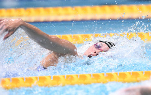女子100メートル自由形で、400メートルリレーの派遣標準記録を突破した大本（撮影・鈴木みどり）
