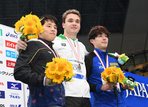 男子200メートルバタフライで2位の瀬戸（左）は優勝のクリシュトフ・ミラク（中央）、3位の坂井と表彰台で笑顔（撮影・鈴木みどり）