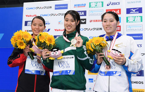 女子800メートル自由形で優勝した難波（中央）は、2位の森山（左）、3位の佐藤と表彰台で笑顔（撮影・鈴木みどり）