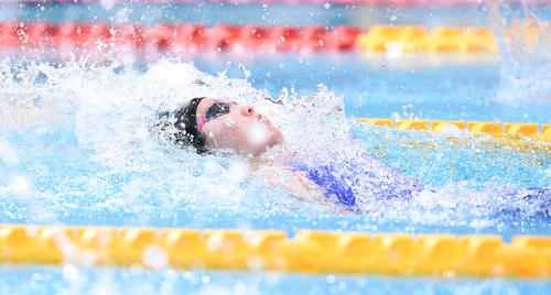 女子50メートル背泳ぎで優勝した酒井（撮影・鈴木みどり）