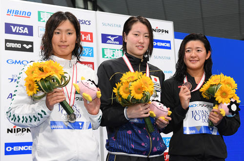 女子50メートル背泳ぎで優勝した酒井（中央）は2位の高橋（左）、3位の諸貫と表彰台で笑顔（撮影・鈴木みどり）