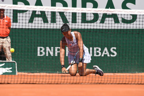 全仏オープン　女子シングルス3回戦　大坂なおみ対カテリナ・シニアコバ　第1セット、足を滑らせ、コートに膝をつく大坂なおみ（撮影・山崎安昭）