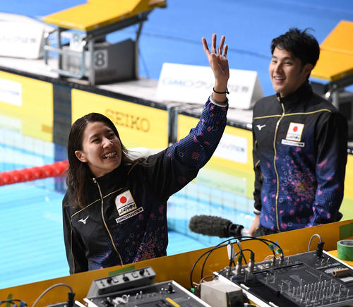 世界選手権の壮行会で、客席に手を振る大橋（左）。右は瀬戸（撮影・鈴木みどり）