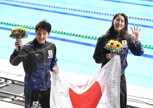 世界選手権の壮行会で、客席に手を振る瀬戸（左）と大橋（撮影・鈴木みどり）