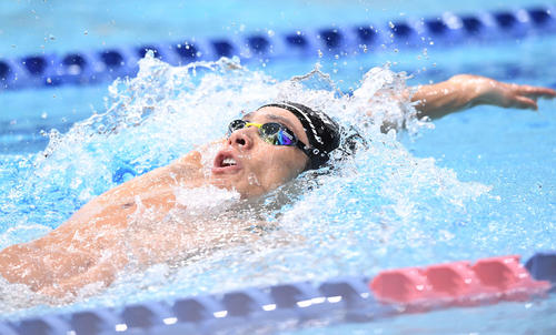 男子200メートル背泳ぎで優勝した入江（撮影・鈴木みどり）