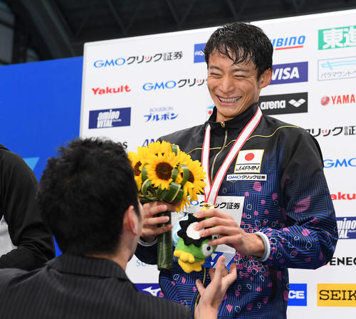 男子200メートル背泳ぎで優勝した入江は表彰台で笑顔（撮影・鈴木みどり）